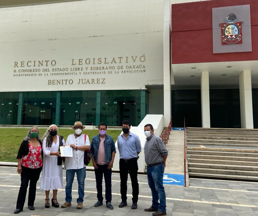 Buscan proteger a periodistas y activistas de Oaxaca; organizaciones presentan iniciativa