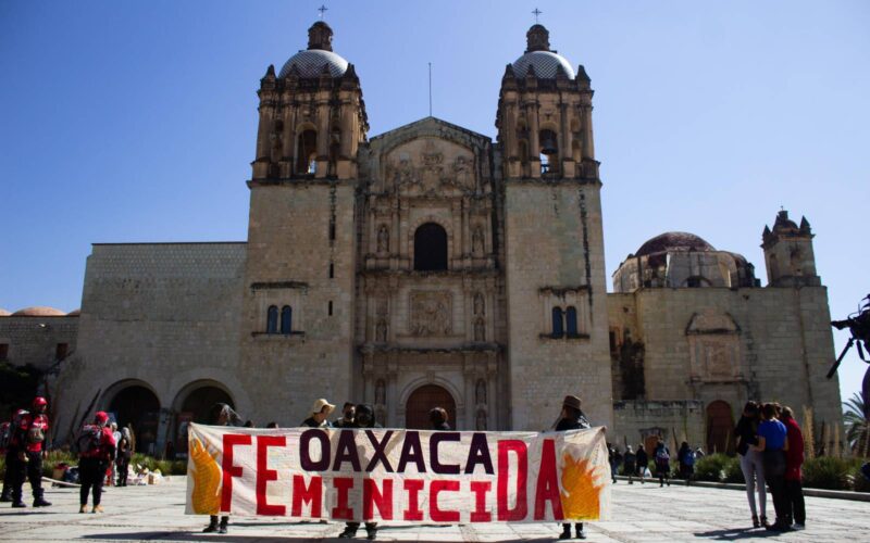 <strong>Con marcha, mujeres oaxaqueñas denuncian sexenio de impunidad de Alejandro Murat Hinojosa y exigen justicia ante los 715 feminicidios</strong>
