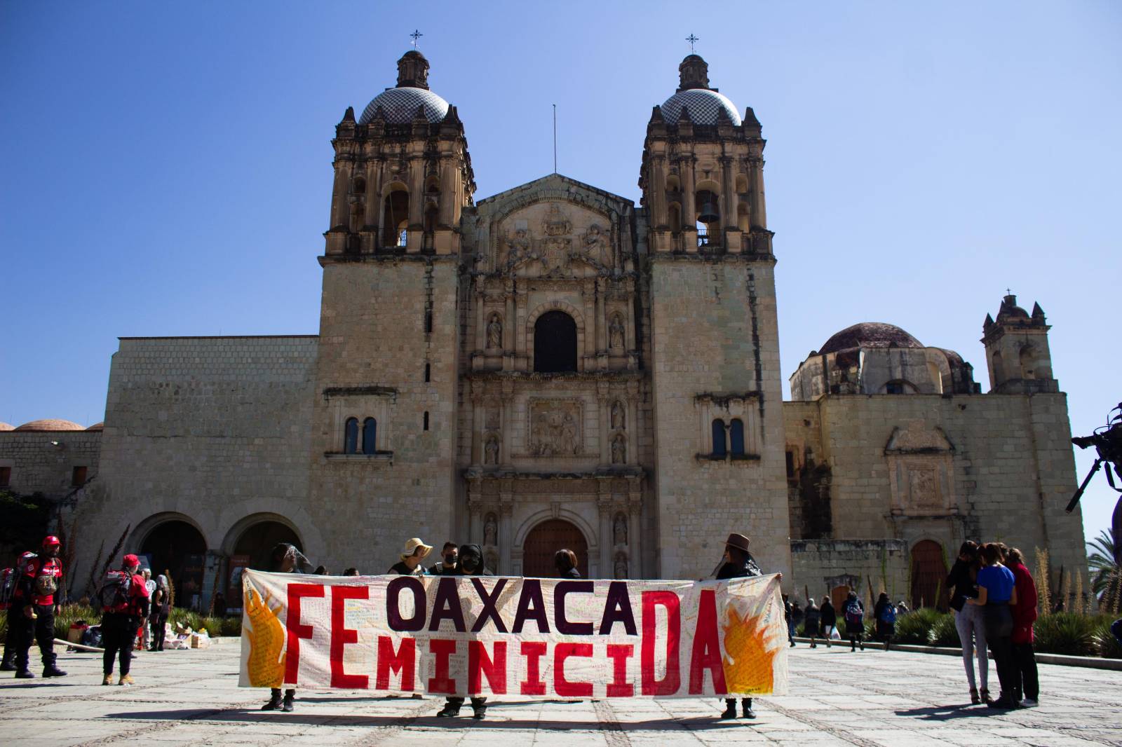 <strong>Con marcha, mujeres oaxaqueñas denuncian sexenio de impunidad de Alejandro Murat Hinojosa y exigen justicia ante los 715 feminicidios</strong>