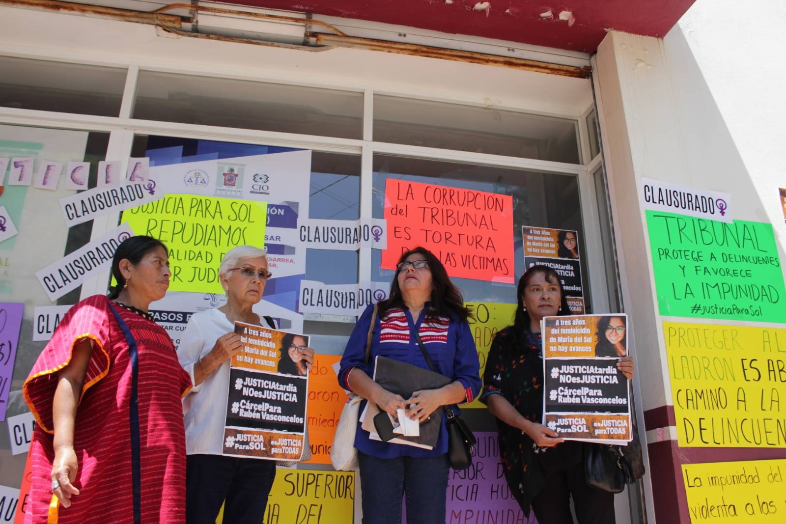 Para repudiar su parcialidad en el caso del robo agravado en torno al feminicidio de María del Sol, clausuran simbólicamente las oficinas del Poder Judicial de Oaxaca.
