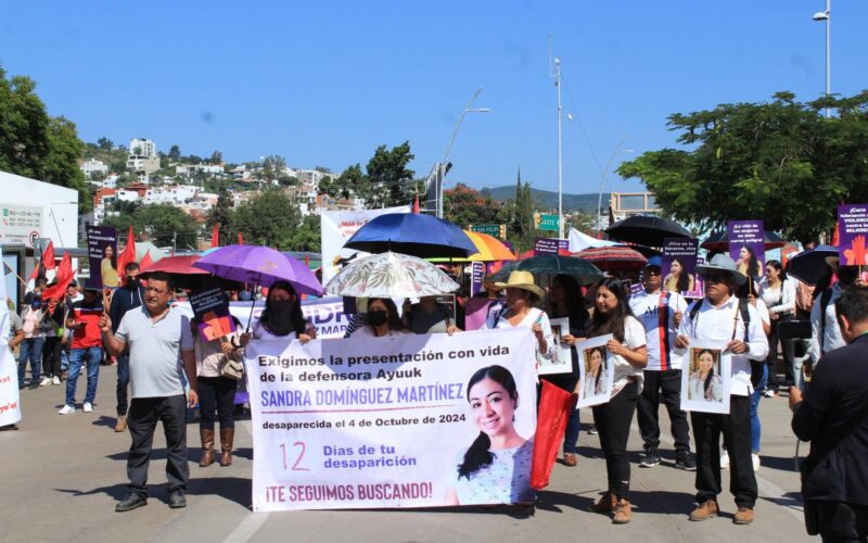 Con marcha a Palacio de Gobierno, familiares y organizaciones exigen presentación con vida de la defensora MIXE, Sandra Domínguez Martínez;  lleva 12 días desaparecida