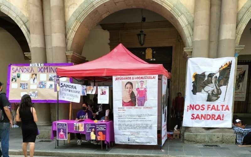 Ante la inacción del Estado, a 33 días de la desaparición de #SandraDomínguez, familiares instalan plantón frente a Palacio de Gobierno para exigir su presentación con vida