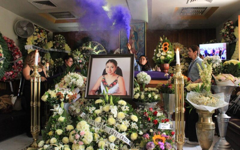 Con agua florida, un manto y humo morado, despiden a la feminista Sandra Domínguez
